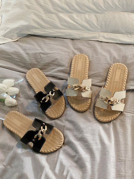 Modernas sieviešu čības no eko ādas ar metāla elementu bēšā un melnā krāsā