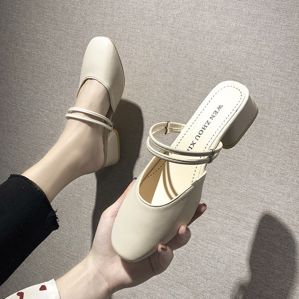 Sieviešu ādas čības ar lencēm un biezu papēdi