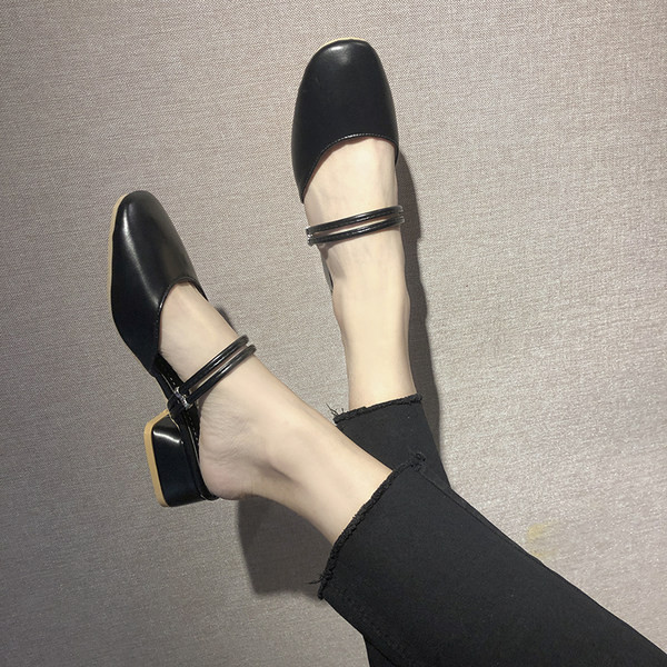 Sieviešu ādas čības ar lencēm un biezu papēdi