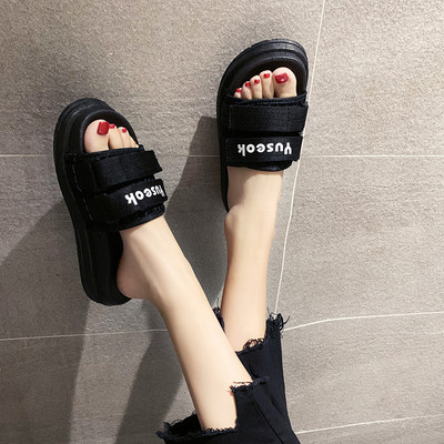 Jauns sieviešu čību modelis ar velcro un uzrakstu