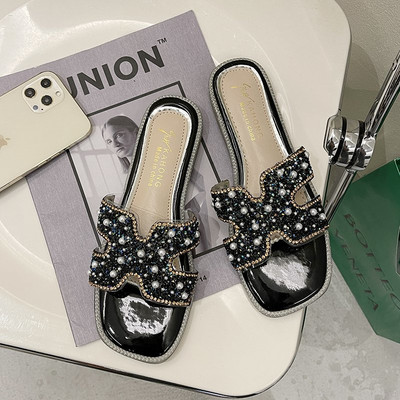 Sieviešu čības ar plakanu zoli, kas dekorēts ar pērlēm