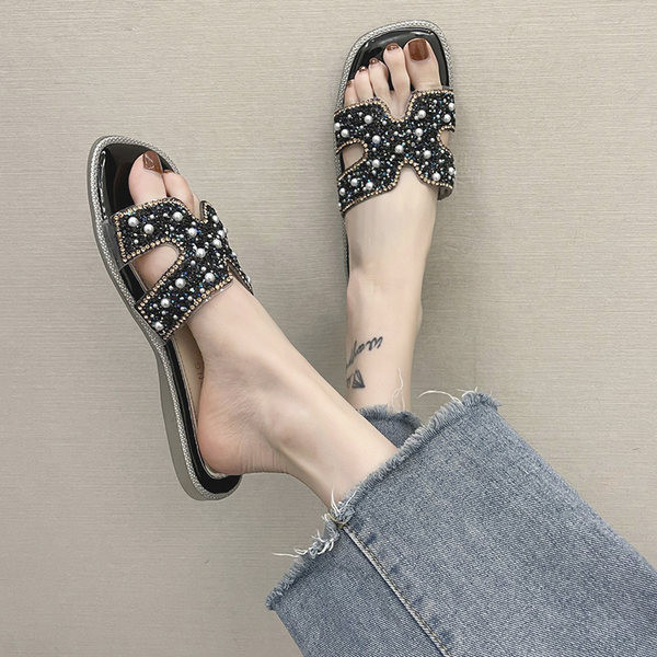 Sieviešu čības ar plakanu zoli, kas dekorēts ar pērlēm