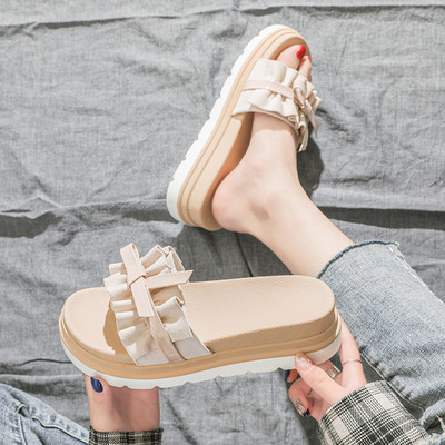 Ikdienas čības ar platformas un lentes rotājumu