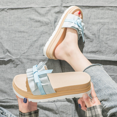 Ikdienas čības ar platformas un lentes rotājumu