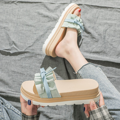 Ikdienas čības ar platformas un lentes rotājumu