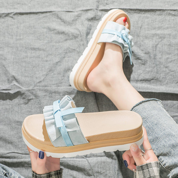 Ikdienas čības ar platformas un lentes rotājumu