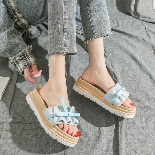 Ikdienas čības ar platformas un lentes rotājumu