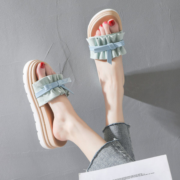 Ikdienas čības ar platformas un lentes rotājumu