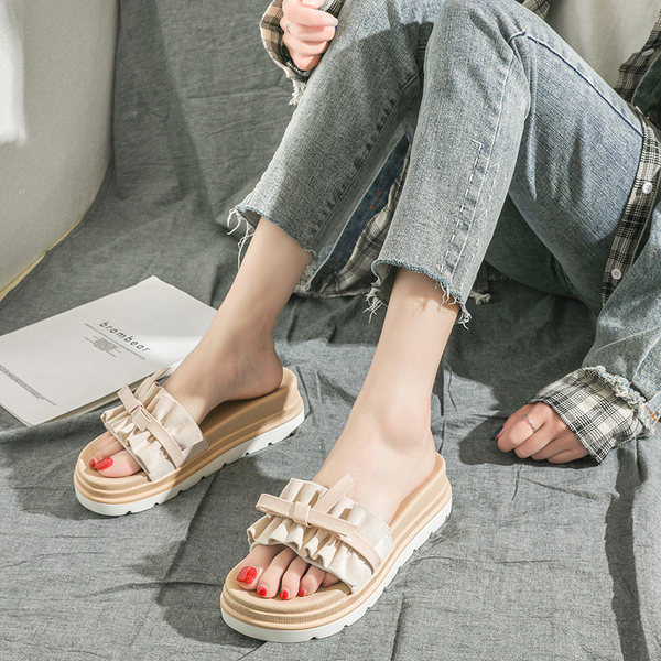 Ikdienas čības ar platformas un lentes rotājumu