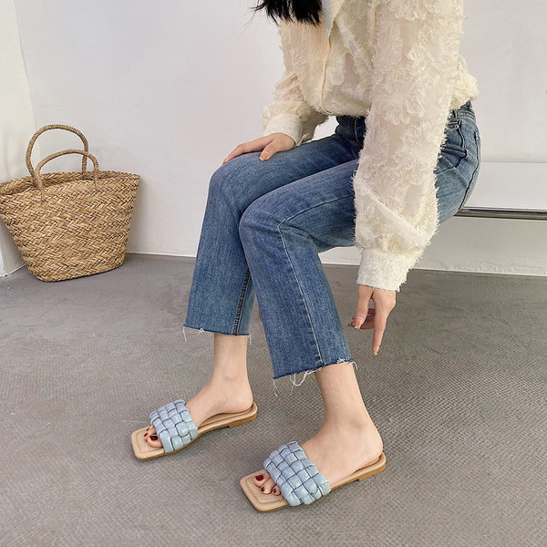 Stilīgas sieviešu čības ar plakanu zoli četrās krāsās