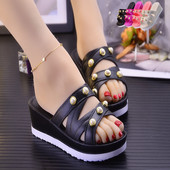 Γυναικείες παντόφλες με πλατφόρμα 5 cm και μεταλλικό στοιχείο