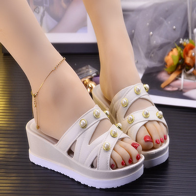 Γυναικείες παντόφλες με πλατφόρμα 5 cm και μεταλλικό στοιχείο