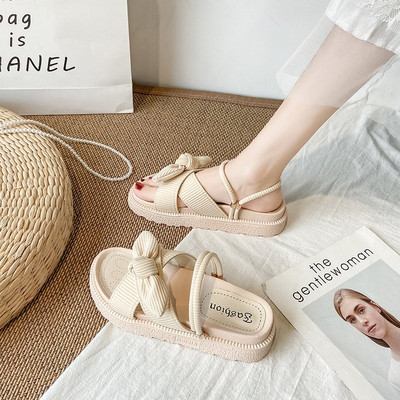 Jauns sieviešu čību modelis ar krusteniskām siksnām un plakanu zoli