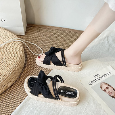 Jauns sieviešu čību modelis ar krusteniskām siksnām un plakanu zoli