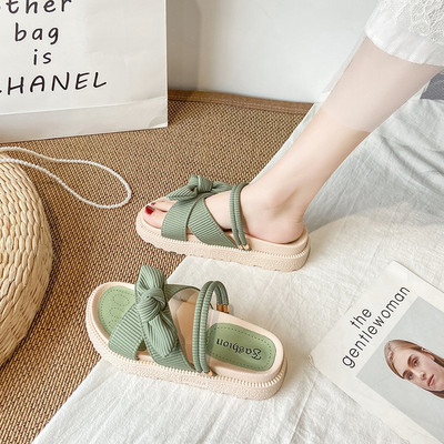 Jauns sieviešu čību modelis ar krusteniskām siksnām un plakanu zoli