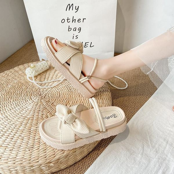 Jauns sieviešu čību modelis ar krusteniskām siksnām un plakanu zoli