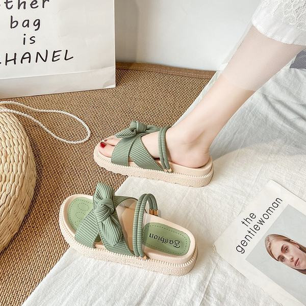 Jauns sieviešu čību modelis ar krusteniskām siksnām un plakanu zoli