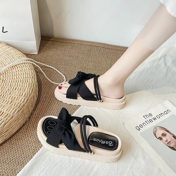 Jauns sieviešu čību modelis ar krusteniskām siksnām un plakanu zoli