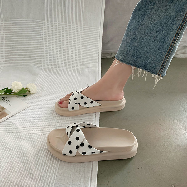 Jauns sieviešu čību modelis ar krusteniskām lencēm ar punktiem