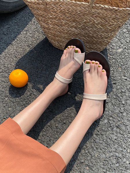 Jauns sieviešu čību modelis ar plakanu mākslīgās ādas zoli