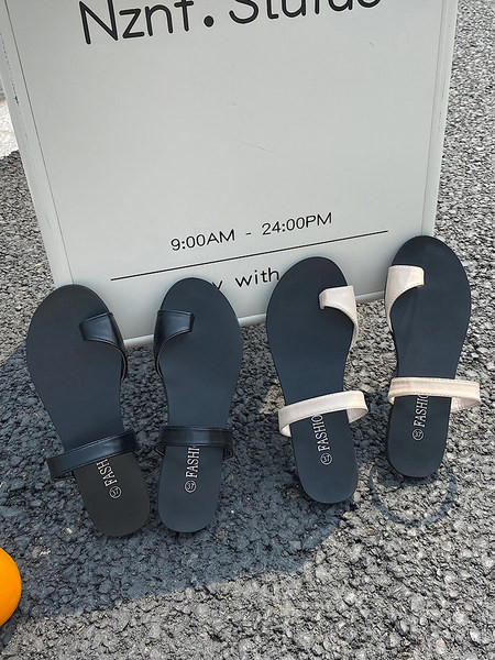 Jauns sieviešu čību modelis ar plakanu mākslīgās ādas zoli