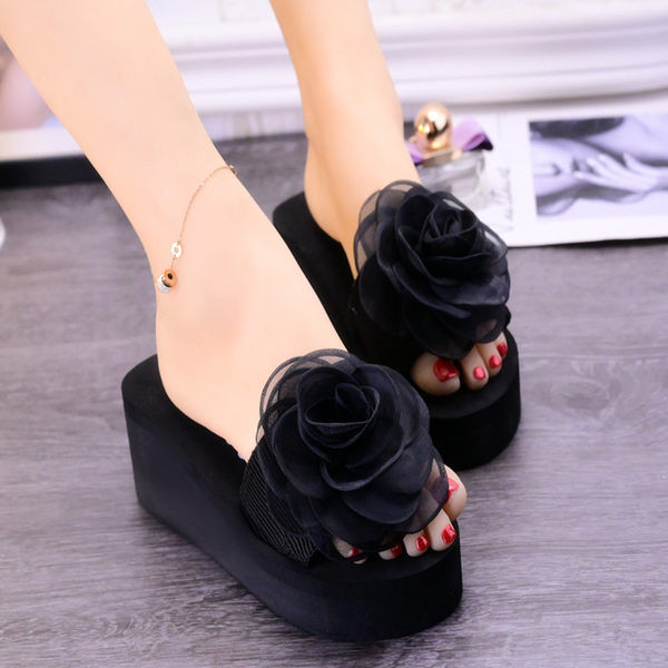 Sieviešu čības ar 3D elementu rozi un 6 cm platformu