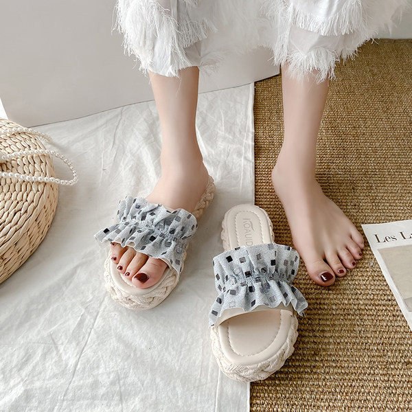 Sieviešu ikdienas čības ar cirtām un plakanu zoli