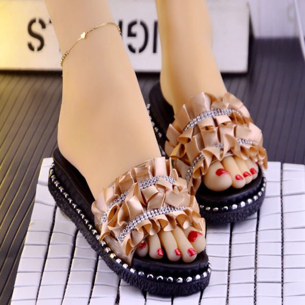 Sieviešu ikdienas čības ar cirtām un akmeņiem