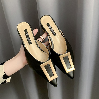 Sieviešu smailas čības ar metāla apdari