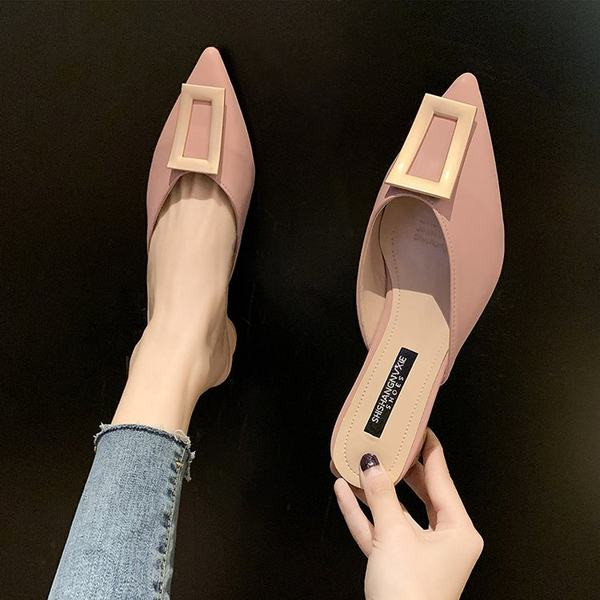 Sieviešu smailas čības ar metāla apdari