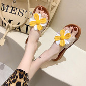 Jauns ikdienas čību modelis ar zemu zoli un ziedu