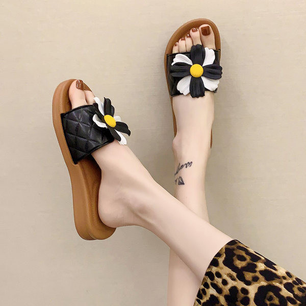 Jauns ikdienas čību modelis ar zemu zoli un ziedu