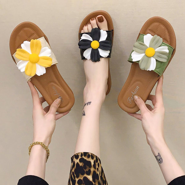 Jauns ikdienas čību modelis ar zemu zoli un ziedu