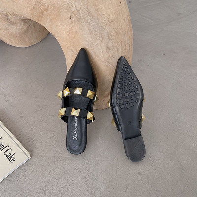 Sieviešu ikdienas čības no mākslīgās ādas ar kniedēm - smails modelis