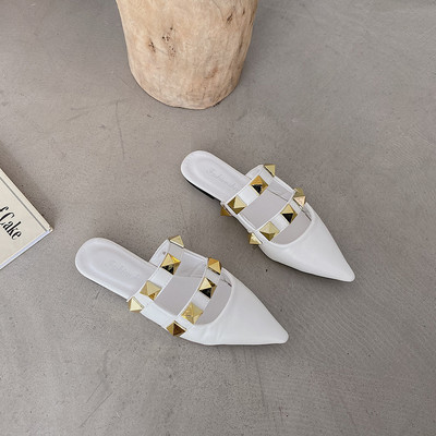 Sieviešu ikdienas čības no mākslīgās ādas ar kniedēm - smails modelis