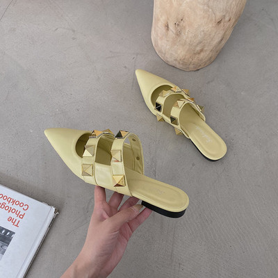 Sieviešu ikdienas čības no mākslīgās ādas ar kniedēm - smails modelis