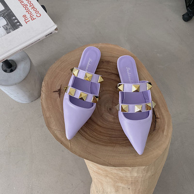 Sieviešu ikdienas čības no mākslīgās ādas ar kniedēm - smails modelis