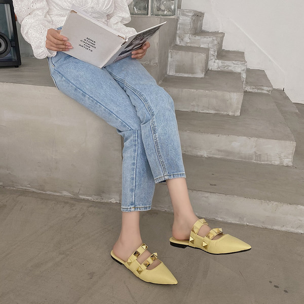 Sieviešu ikdienas čības no mākslīgās ādas ar kniedēm - smails modelis