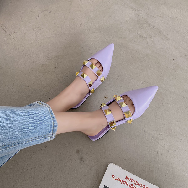 Sieviešu ikdienas čības no mākslīgās ādas ar kniedēm - smails modelis