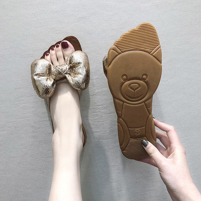 Sieviešu čības ar spīdīgiem elementiem un plakanu zoli