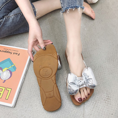 Sieviešu čības ar spīdīgiem elementiem un plakanu zoli