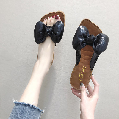 Sieviešu čības ar spīdīgiem elementiem un plakanu zoli