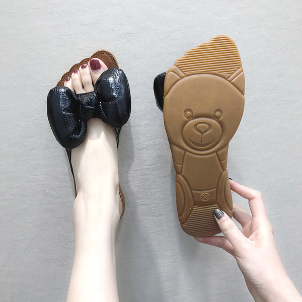 Sieviešu čības ar spīdīgiem elementiem un plakanu zoli