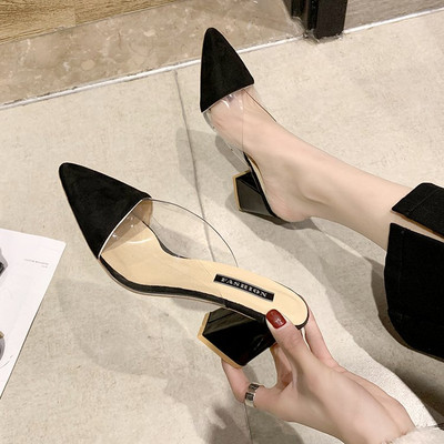 Pašreizējās čības ar biezu papēžu smailu modeli