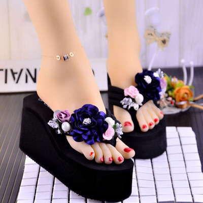 Sieviešu čības starp pirkstiem ar ziedu rotājumu