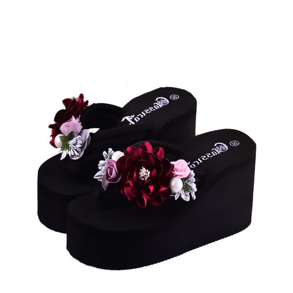 Sieviešu čības starp pirkstiem ar ziedu rotājumu