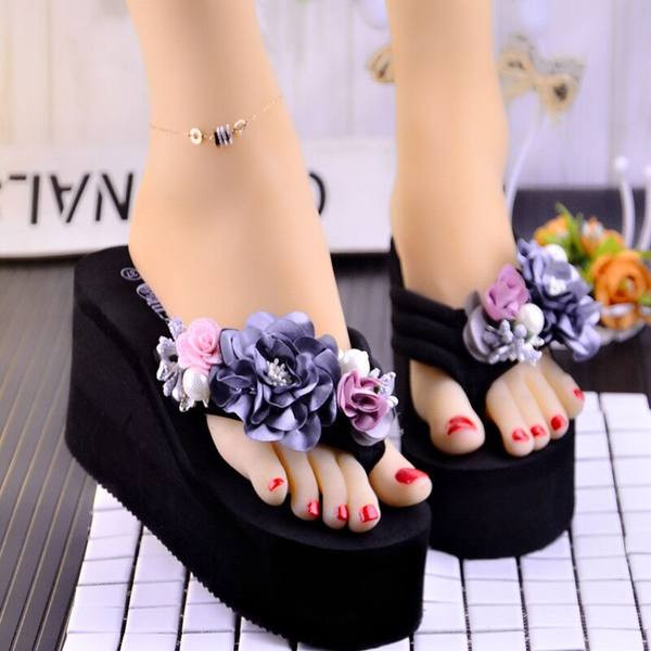 Sieviešu čības starp pirkstiem ar ziedu rotājumu