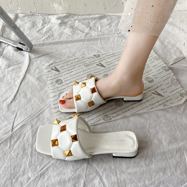 Papuci patrati dama cu decor metalic si toc jos