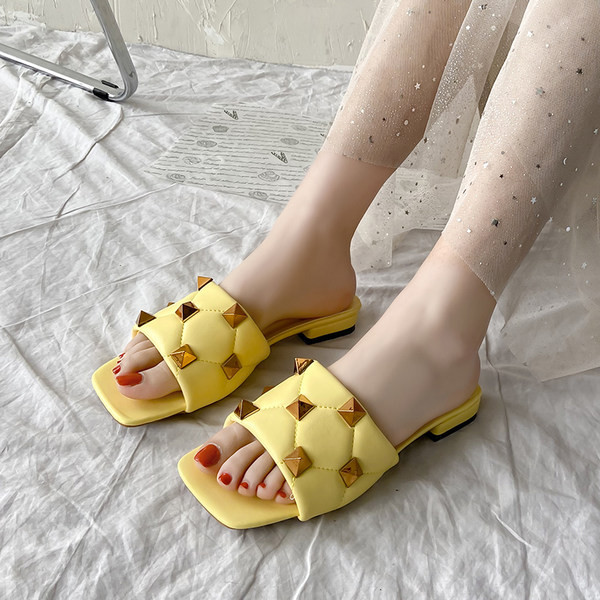 Papuci patrati dama cu decor metalic si toc jos