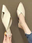 Sieviešu smailas zempapēžu čības ar zemu papēdi